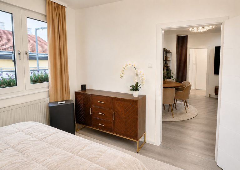Schlafzimmer mit Blick in den Wohnbereich