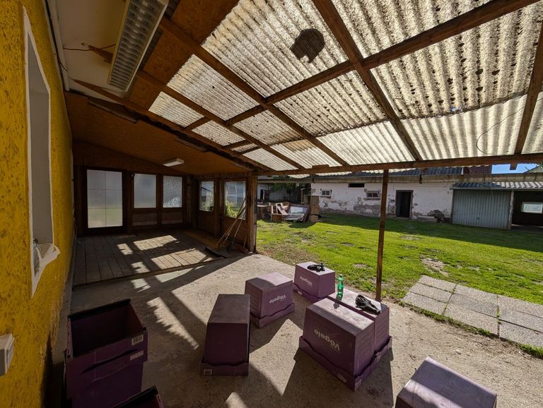 überdachte Terrasse bei Hauseingang