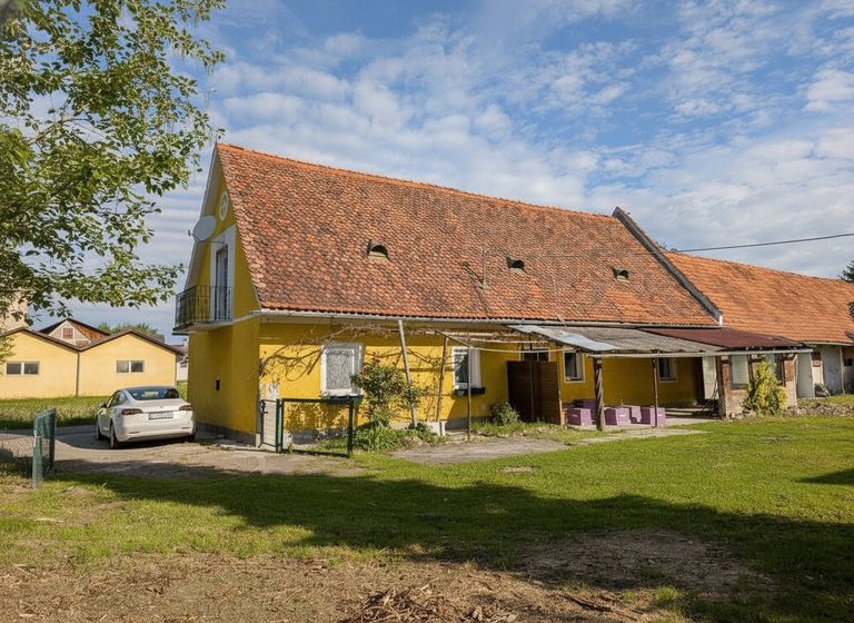 Wohnhaus mit Vorplatz