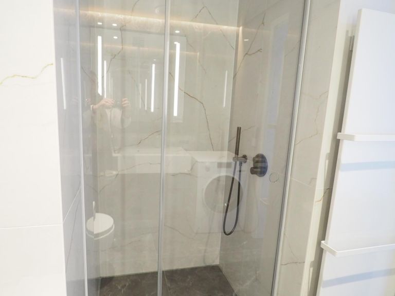 inkl. großer Dusche und Waschmaschine