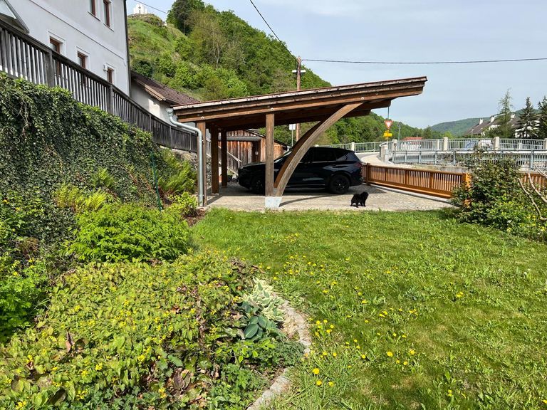 Garten und Doppel-Carport