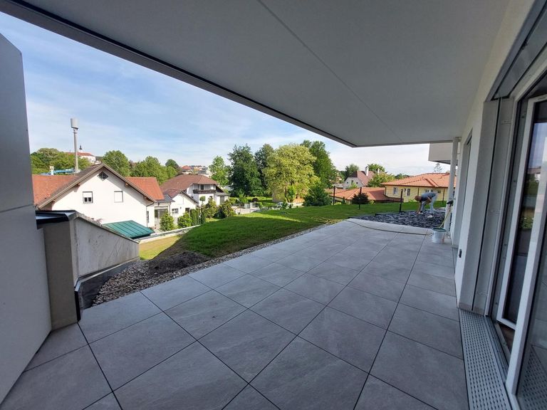 Terrasse und Garten mit Ausblick