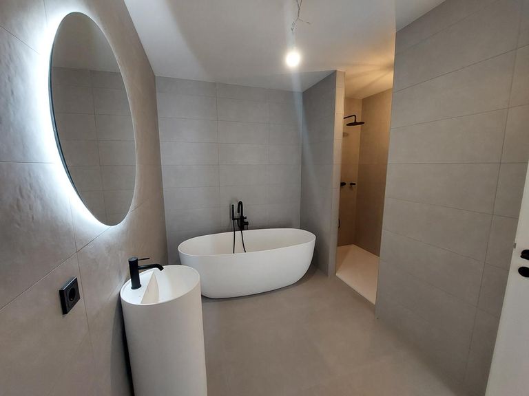 Bad mit Wanne und Dusche