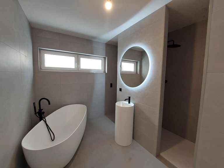 Bad mit Wanne und Dusche