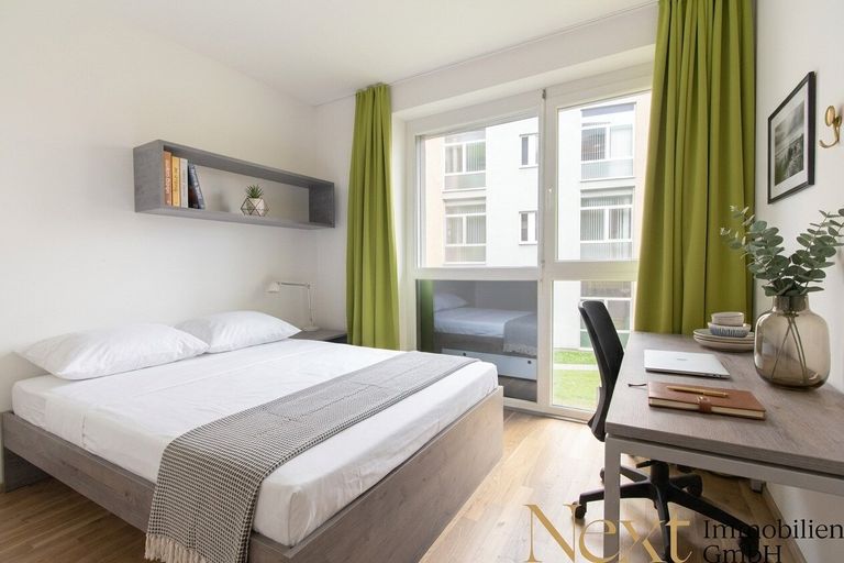 Schlafzimmer II (KI möbliert)