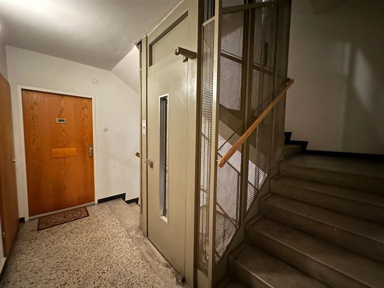 Stiegenhaus mit Lift