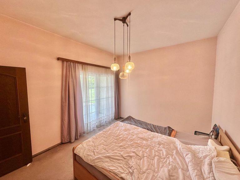 II - Zimmer mit Gartenausgang