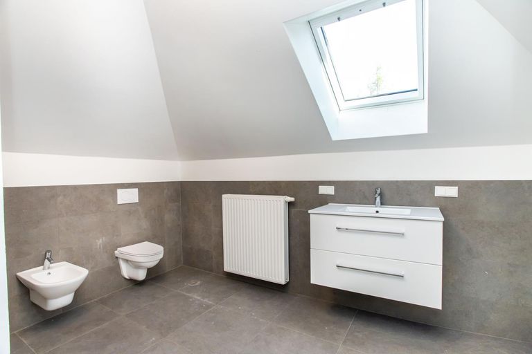 Badezimmer mit Bidet und WC