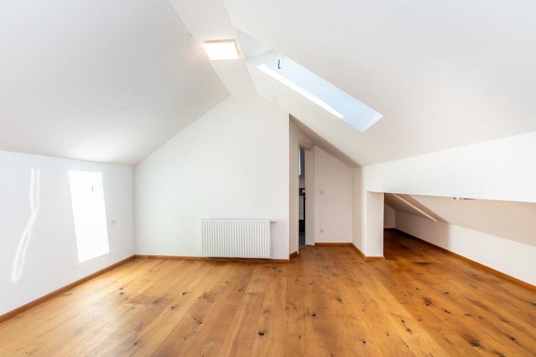 Schlafbereich mit Zugang zum Badezimmer