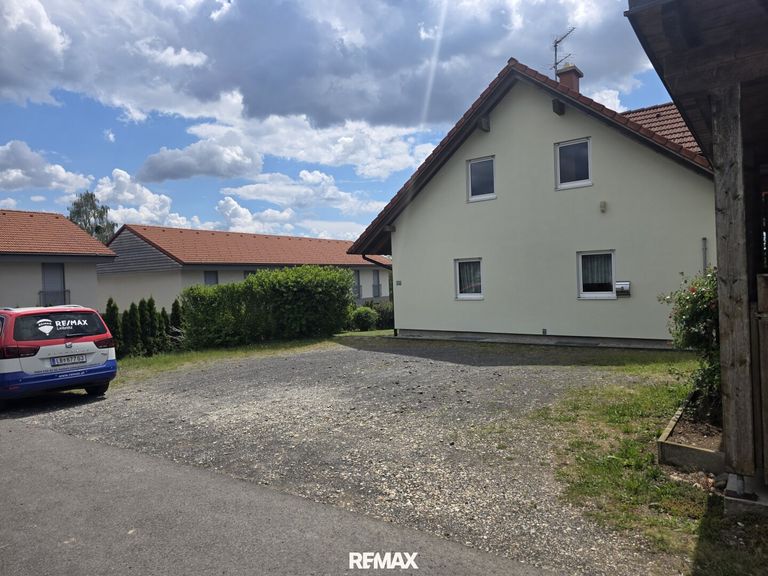 Nordansicht mit Parkplatz