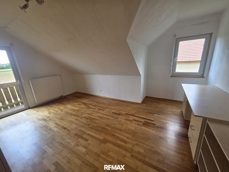 Zimmer 2, OG
