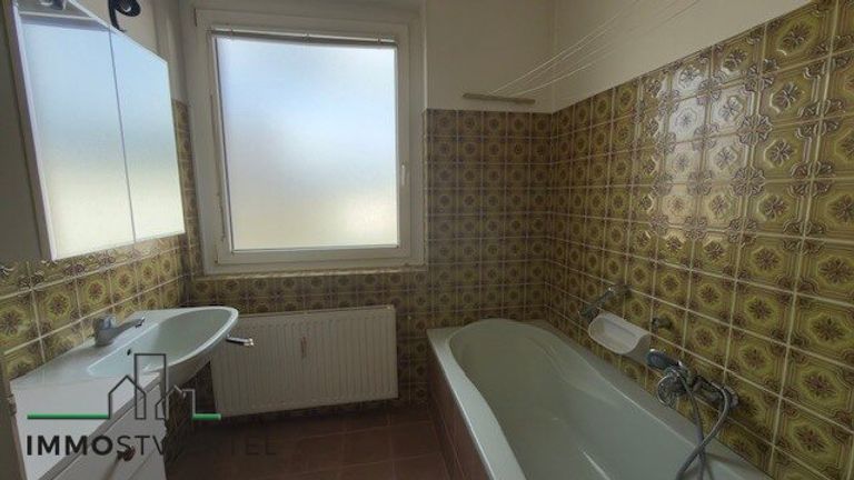 Bad mit Wanne und WM Anschluss