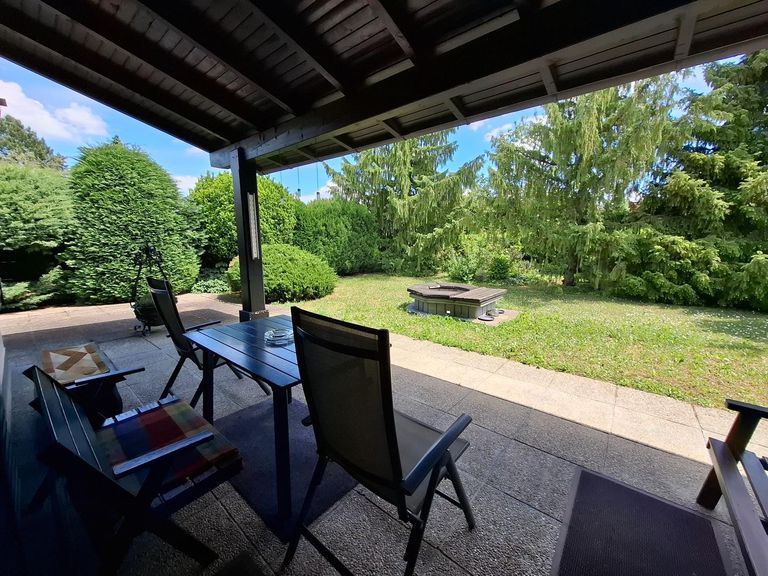 Blick über die seitliche Terrasse