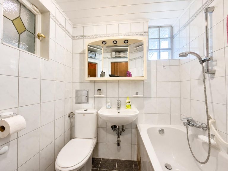 2. Badezimmer mit Badewanne und WC