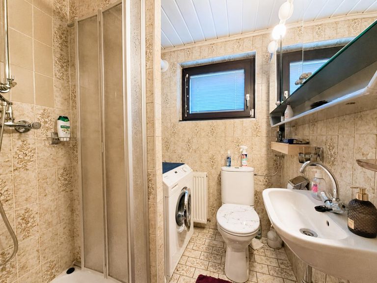 1. Badezimmer mit Dusche und WC