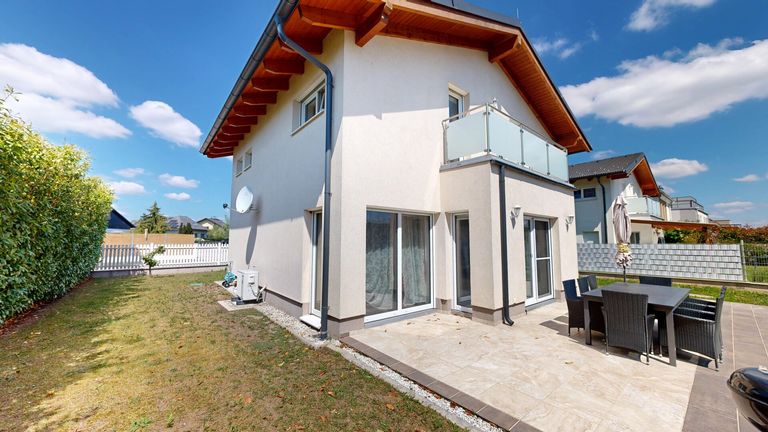 Hausansicht mit Terrasse