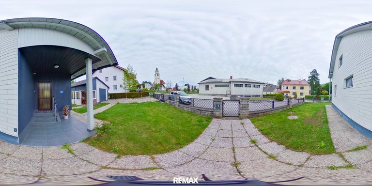 Eingangsbereich mit Blick zur Garage