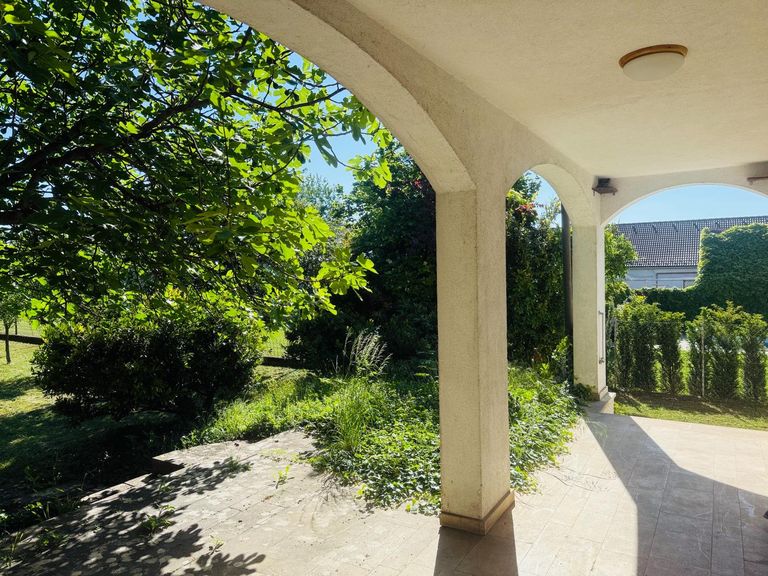 Terrasse mit Arkaden