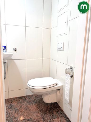 getrenntes WC mit Handwaschbecken