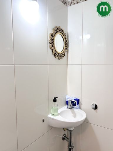 getrenntes WC mit Handwaschbecken