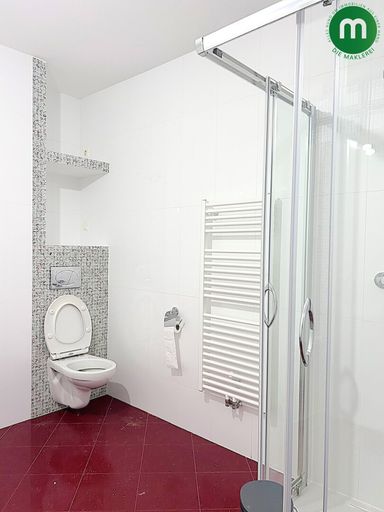 Bad mit WC, Wanne und Dusche