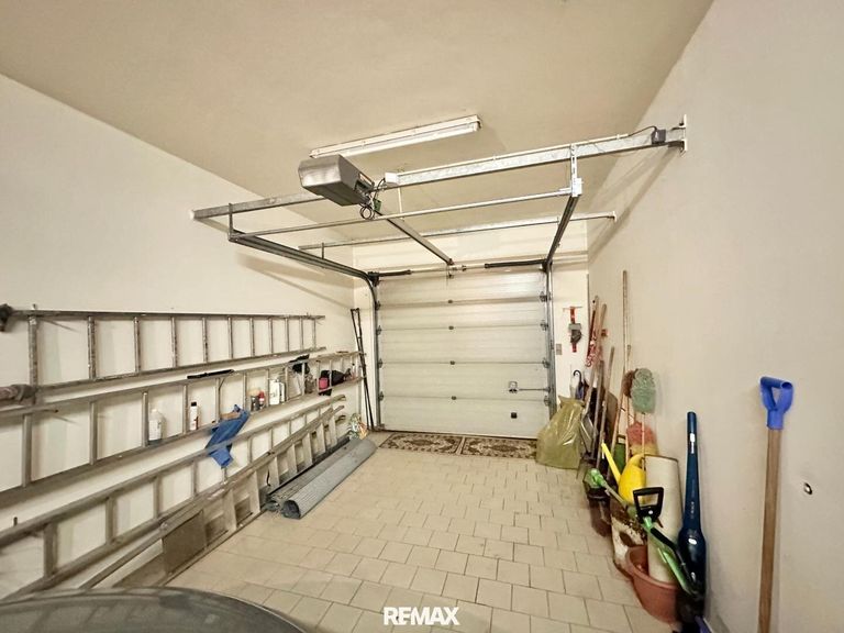 Garage mit Durchfahrt in den Garten