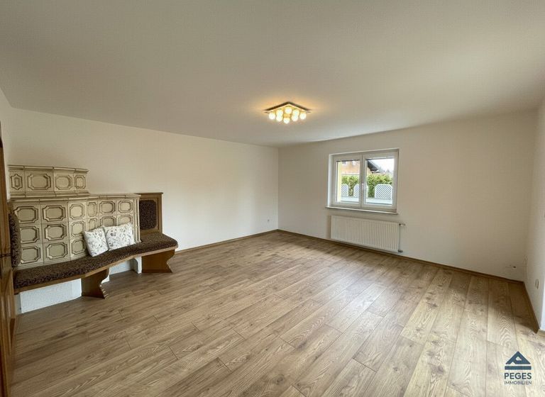 Wohnzimmer mit Zugang zum Balkon