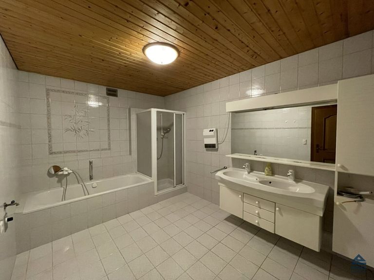 Bad (Wanne/Dusche)