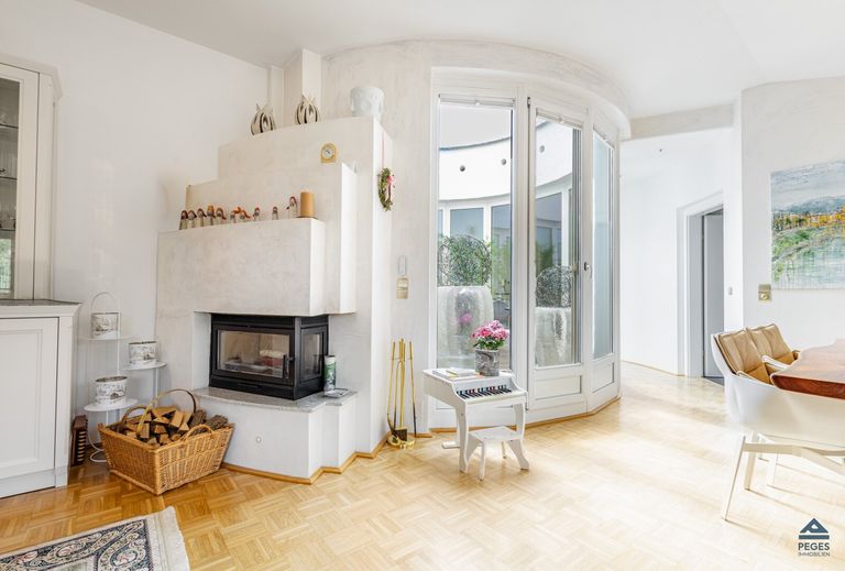 gemauerter Kamin im Wohn-/Essbereich