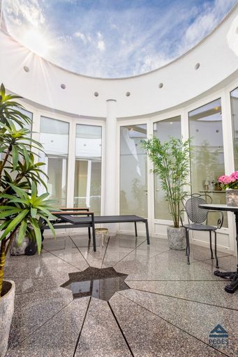 Atrium mit elektrisch bedienbare Markise