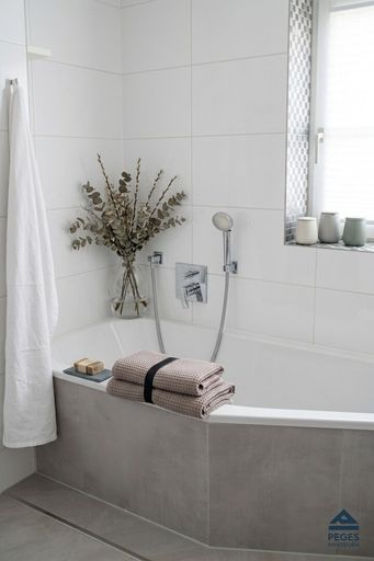 Bad mit Badewanne - Dekoration KI-generiert
