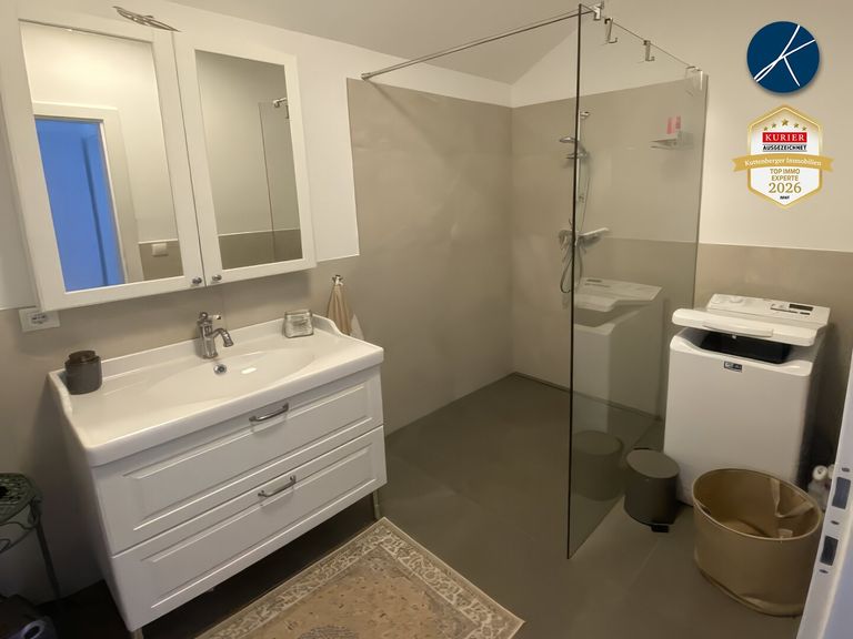 Modernes Bad mit Dusche