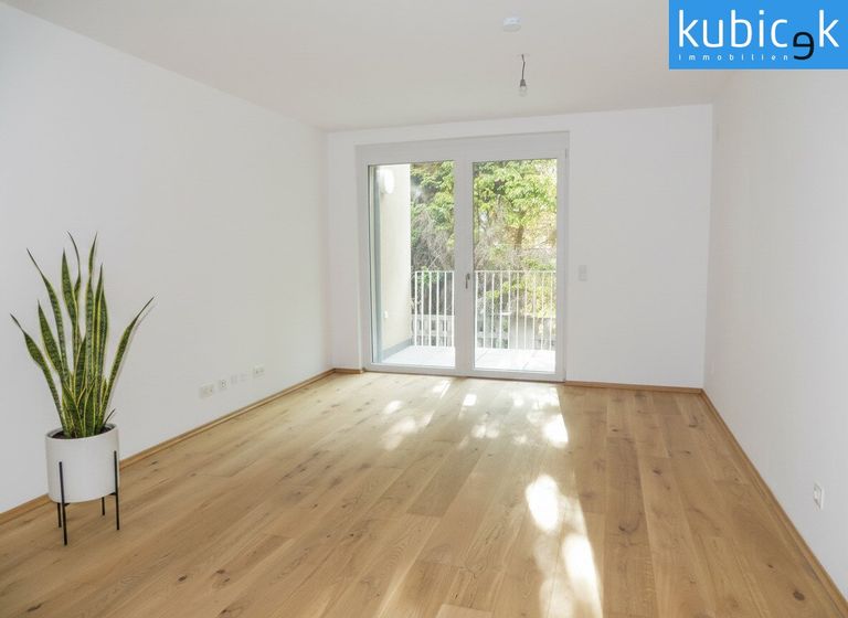 Wohnküche mit Ausgang zum Balkon