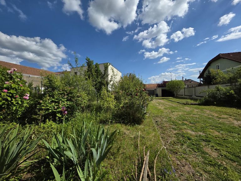 Garten mit Zufahrt