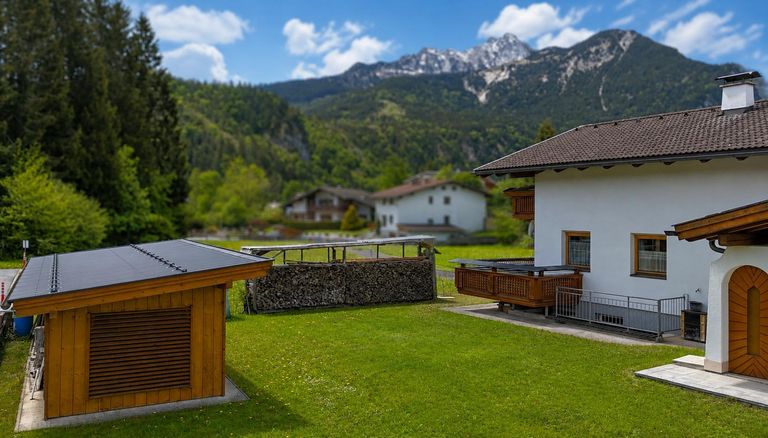 Pflach - Haus - Drohnenansicht Garten Himmel