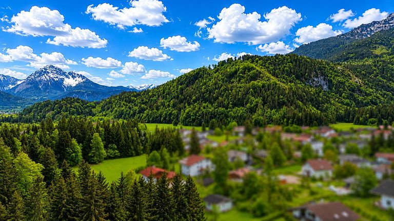 Pflach - Haus - Drohnenaussicht Himmel unscharf