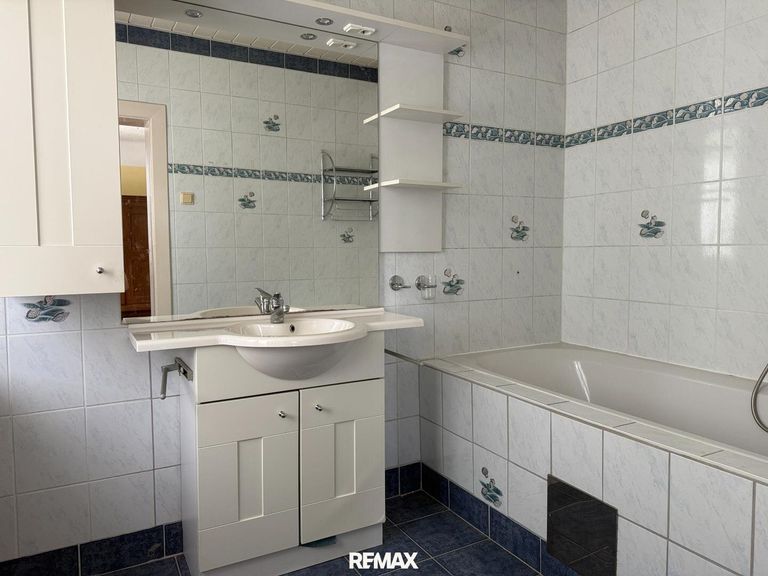 OG: Bad mit Wanne