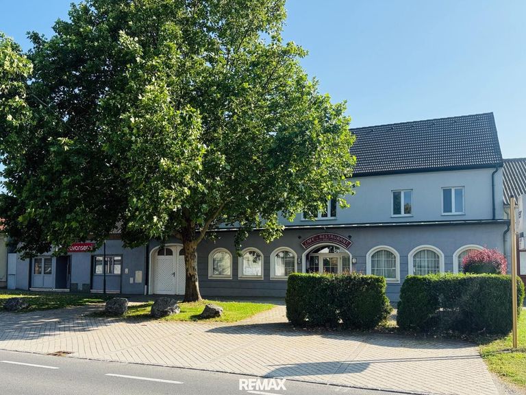 Strassenansicht mit Parkplätzen