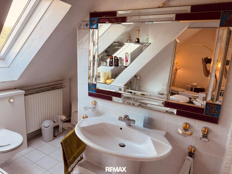 OG Bad mit Wanne und WC