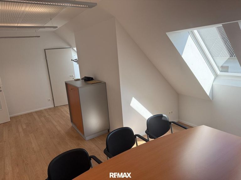 Besprechungsraum / Chef Büro mit Archiv