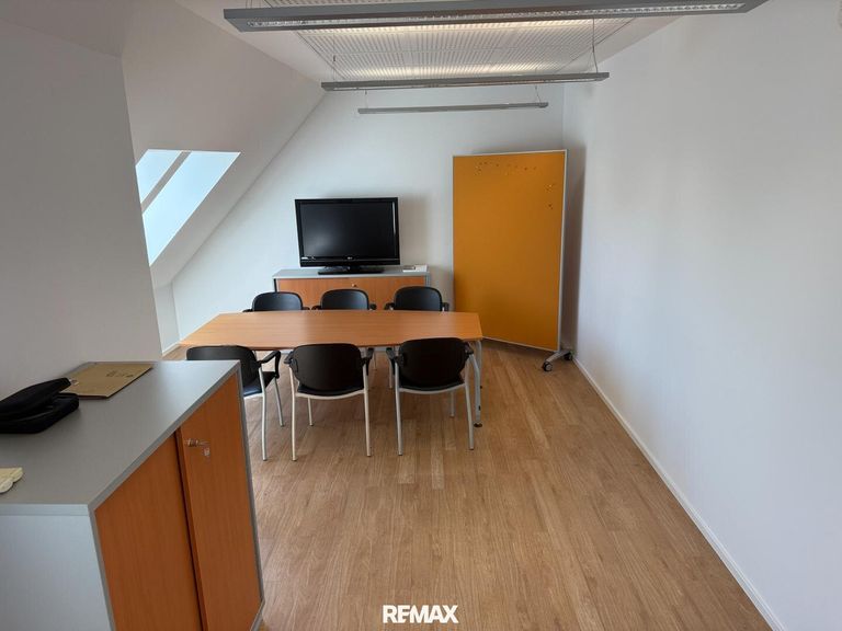 Besprechungsraum / Chef Büro mit Archiv