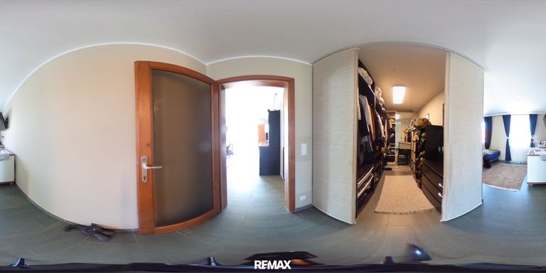 Schlafzimmer mit begehbarem Kleiderschrank