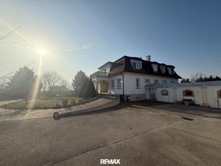 Villa mit seitlich überdachten Eingang