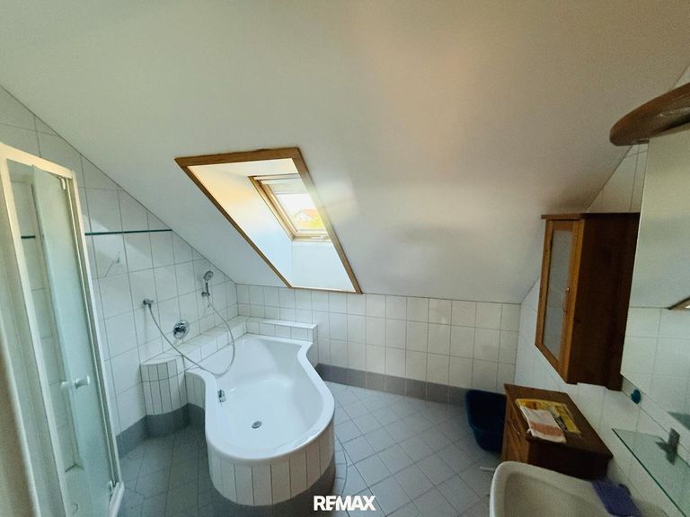 OG 1 Wohneinheit Bad mit Wanne & Dusche