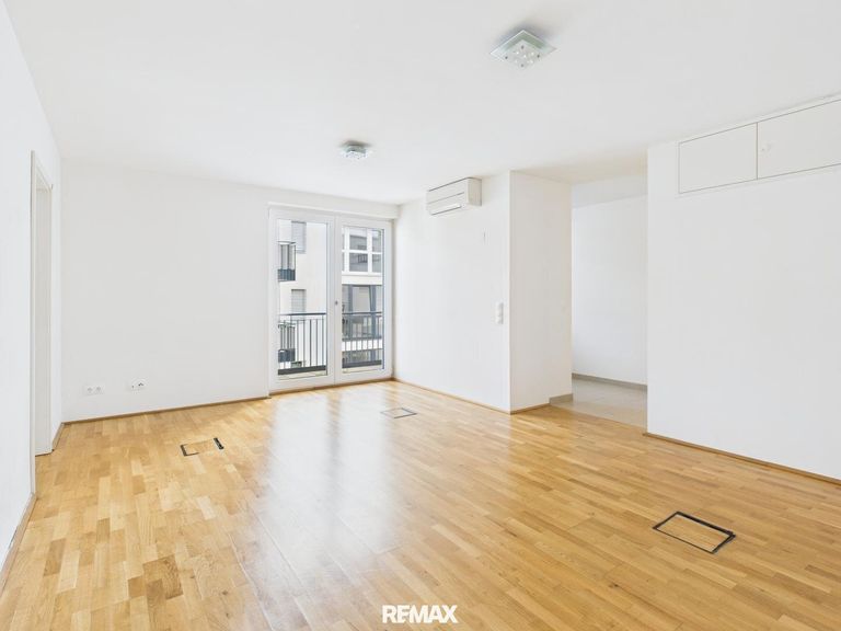 großer Raum mit Balkon