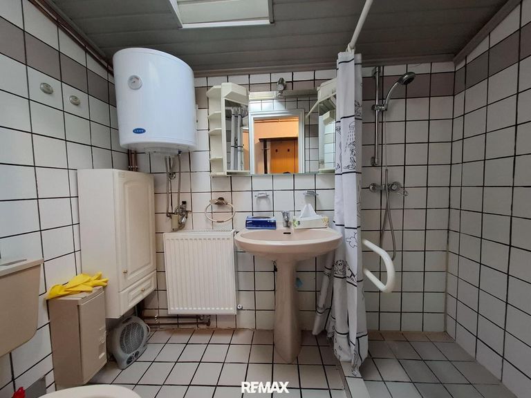 Badezimmer mit Dusche und WC