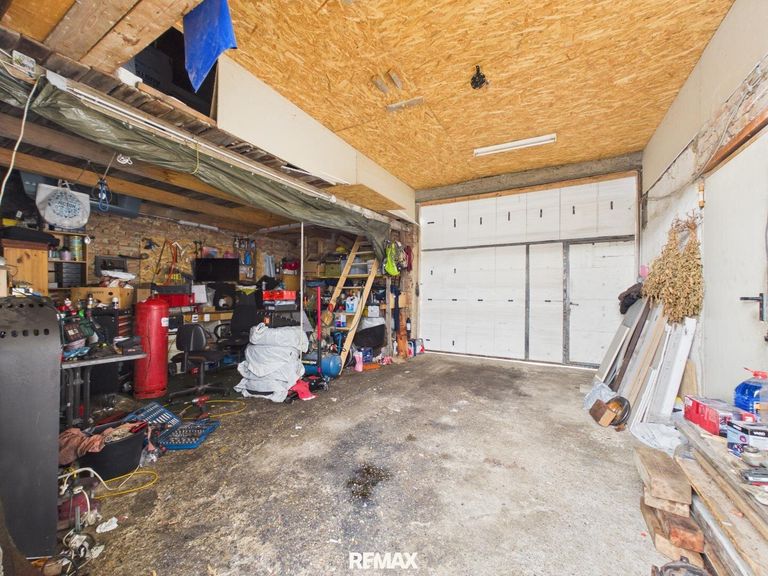 16. Garage