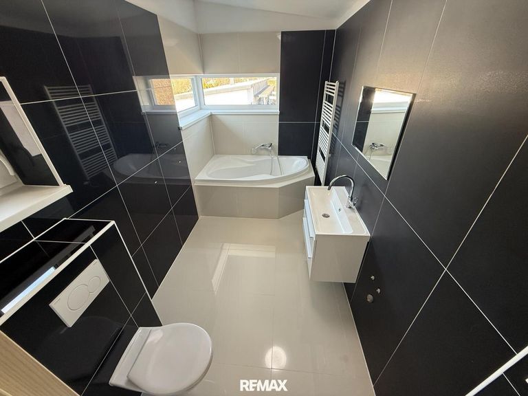OG Bad mit Wanne & WC