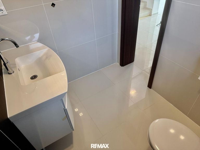 EG WC mit Waschtisch