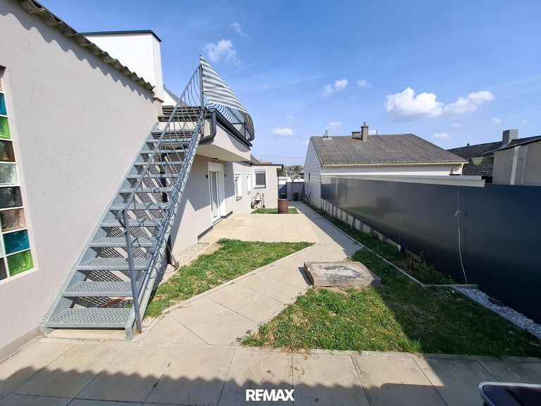 Garten und Aufgang zur Dachterrasse